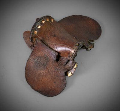 brown leather mittens with rivets and rivets on them