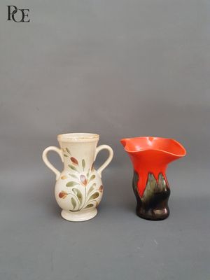 deux vases posés l'un à côté de l'autre sur une table