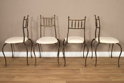 trois chaises sont alignées sur un parquet en bois dur