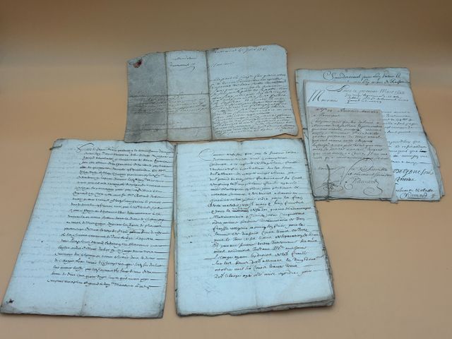 Lot de documents du 17e siècle sur la région de Clermont Ferrand....