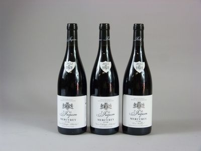 trois bouteilles de vin sont alignées sur une table