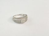 une image d'une bague en diamant sur une surface blanche