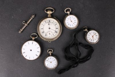 de nombreux types de montres de poche sur la table