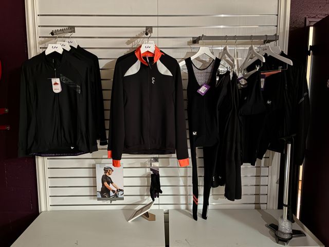 Important stock neufs de pièces détachées vélo et accessoires vél...