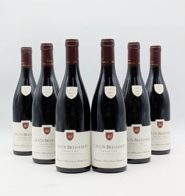 six bouteilles de vin sont alignées sur une surface blanche