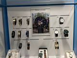 de nombreuses montres exposées dans une vitrine