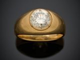 gros plan d'une bague en or avec un diamant au centre