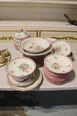 plusieurs assiettes et bols posés sur une table