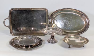 un plateau en argent sur lequel se trouvent un miroir et des plats en argent