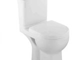 Les toilettes sont blanches et leur réservoir est blanc.