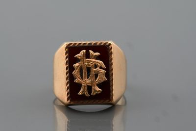 Chevalière en or jaune 18k et cornaline, chiffrée GH ou HG. T 60. 9,31 - Photo 1