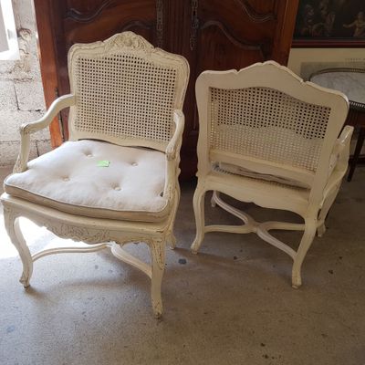 deux chaises blanches placées l'une à côté de l'autre dans une pièce