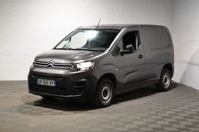 une camionnette Citroën garée dans un garage au sol carrelé