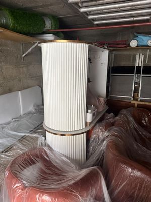 Deux tables de manucure simple en mélaminé blanc et bordure métallique