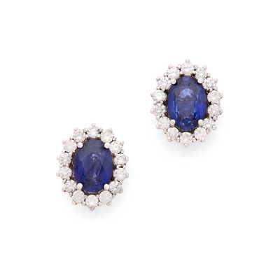une paire de boucles d'oreilles en saphir et diamant