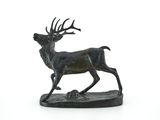 statue d'un cerf avec des bois sur fond blanc