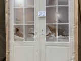 deux portes blanches au milieu d'une pièce