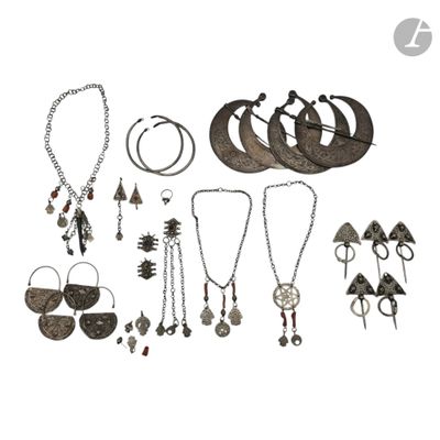une image représentant une collection de bijoux sur fond blanc
