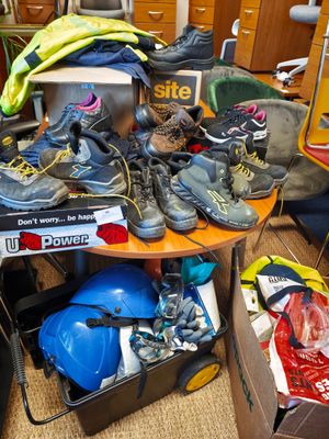 de nombreuses paires de chaussures posées sur une table dans une pièce