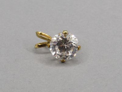 une image d'une bague en diamant sur une surface blanche