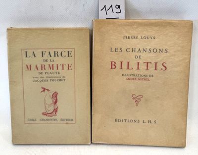 deux livres posés l'un à côté de l'autre sur une table