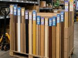 beaucoup de cartons et de palettes dans un entrepôt