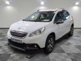 la voiture blanche est garée sur un sol en damier dans le garage