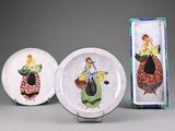 trois assiettes à motifs différents posées sur une table