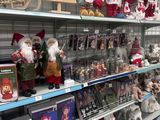 de nombreuses décorations de Noël exposées sur les rayons du magasin