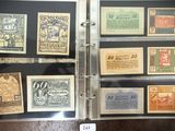 de nombreux timbres anciens exposés dans une vitrine