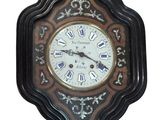 une horloge accrochée au mur et comportant des chiffres romains