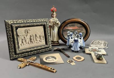 une photo montrant un ensemble d'objets posés sur une table