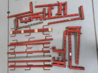 un grand nombre d'outils posés sur une table