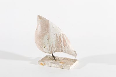 sculpture représentant un oiseau sur un socle en marbre, sur fond blanc