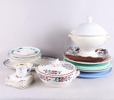 beaucoup d'assiettes et de bols sur la table