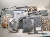de nombreux sacs de vêtements posés sur une table