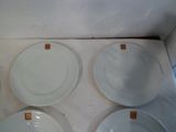 quatre assiettes blanches posées sur une table blanche