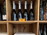 de nombreuses bouteilles de vin sur les étagères du magasin