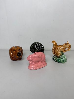 trois figurines d'animaux posées sur une table