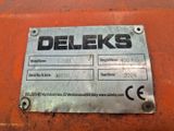 un gros plan d'une plaque métallique fixée sur une machine