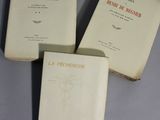 trois livres posés sur une table l'un à côté de l'autre