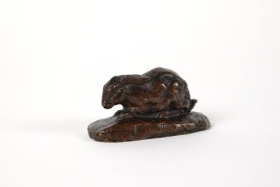 sculpture représentant un cheval sur un rocher