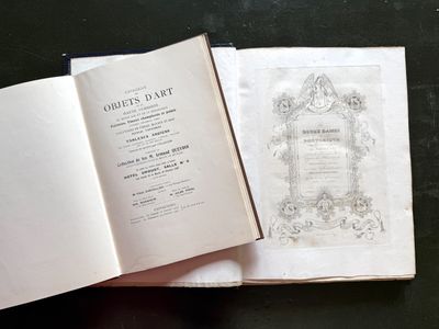 un livre ouvert posé sur une table