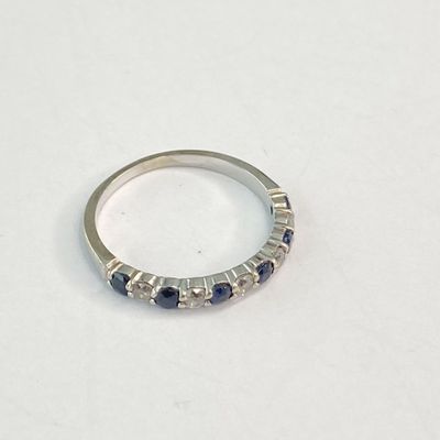 gros plan d'une bague sur une table à fond blanc