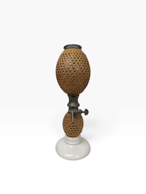 un gros plan d'un petit vase posé sur un socle blanc