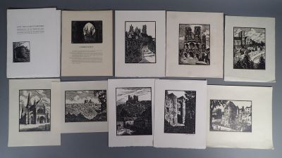 plusieurs photos en noir et blanc montrant une pile de livres posée sur une table