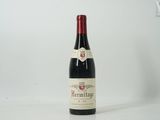 une bouteille de vin posée sur une table