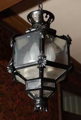 une lampe suspendue au plafond de la pièce