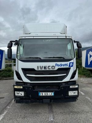 une photo d'un camion garé sur un parking