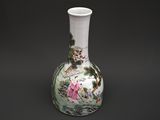 un vase orné d'une peinture sur fond noir
